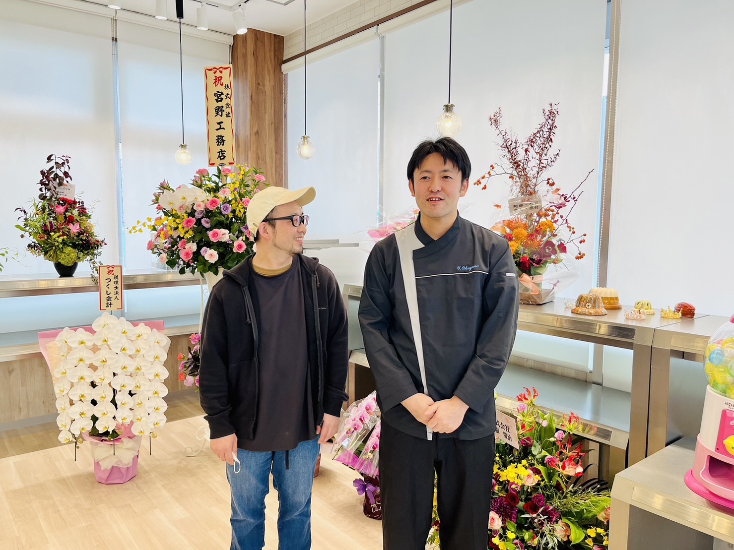 （右）東和町の佐藤製菓さん。（左）店長の奥山シェフ