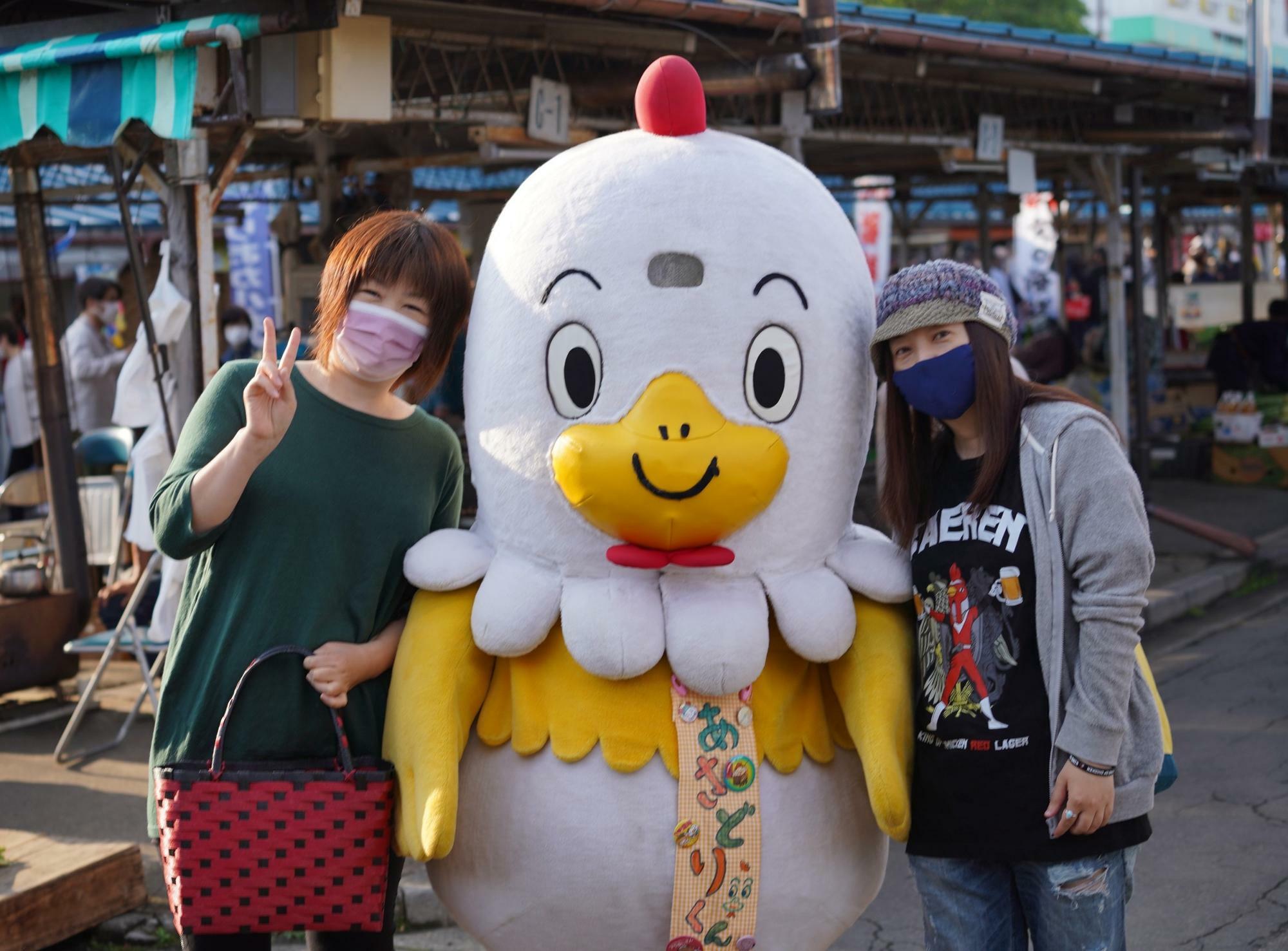 観光客と一緒に写真を撮ってくれる神子田朝市の人気者「あさどりくん」