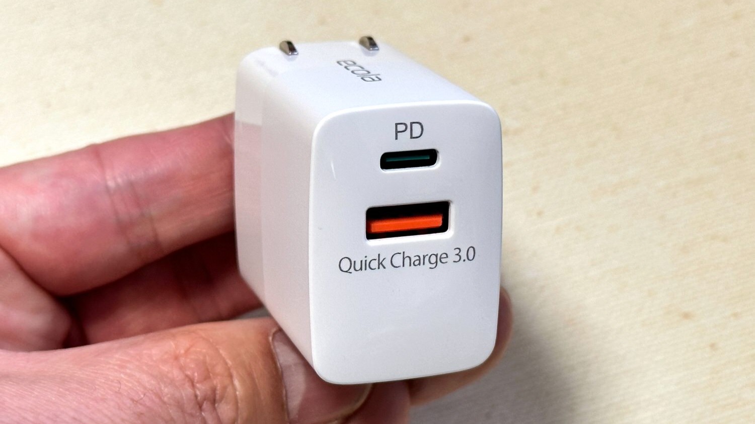 ダイソー】持ち運びにぴったりなPD対応USB-C含む2ポート搭載の ダイソー】持ち運びにぴったりなPD対応USB-C含む2ポート搭載の