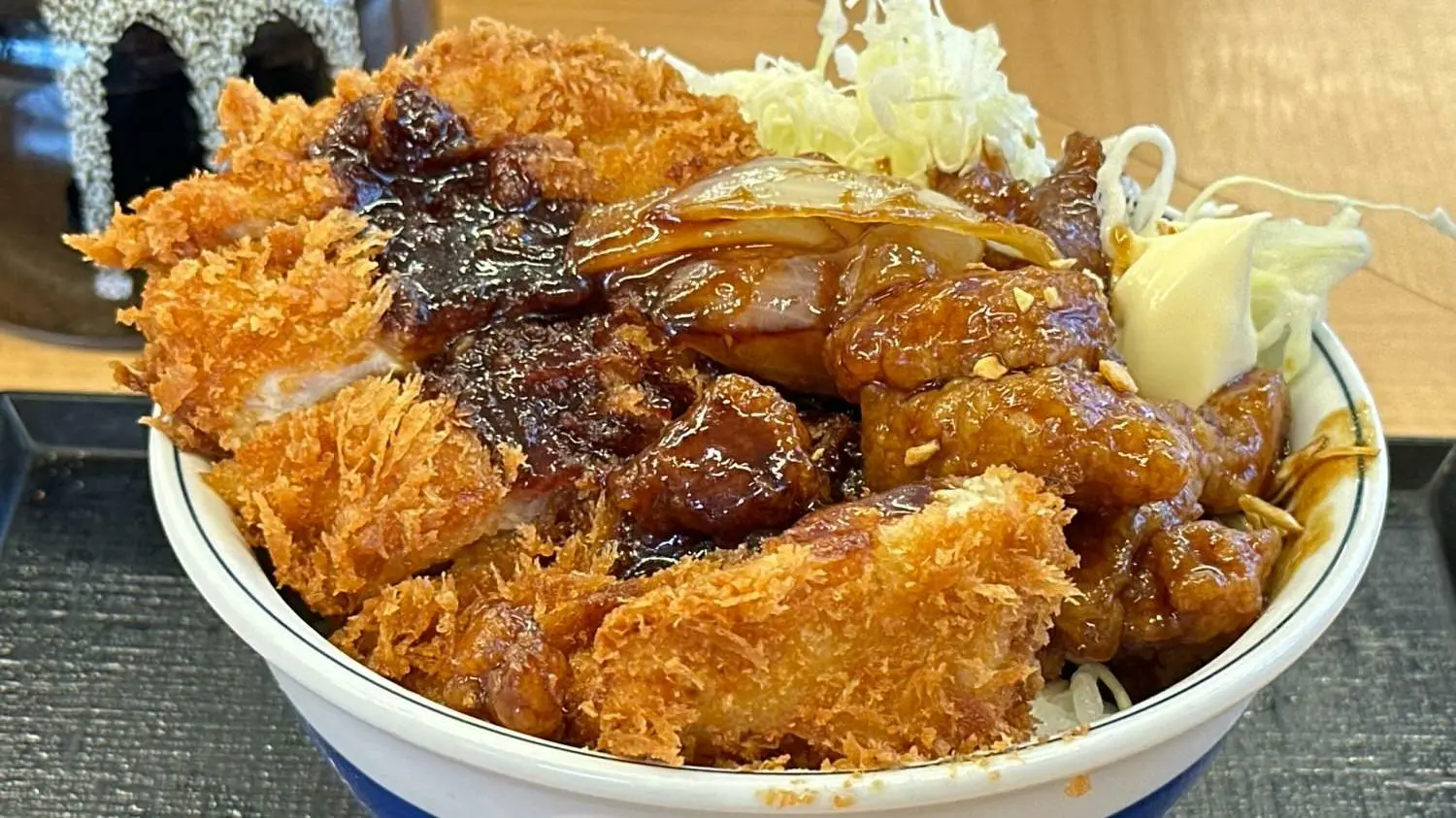 【かつや】“トンチキ丼”食べてみた 〜豚ロース肉の相棒はチキンカツ 