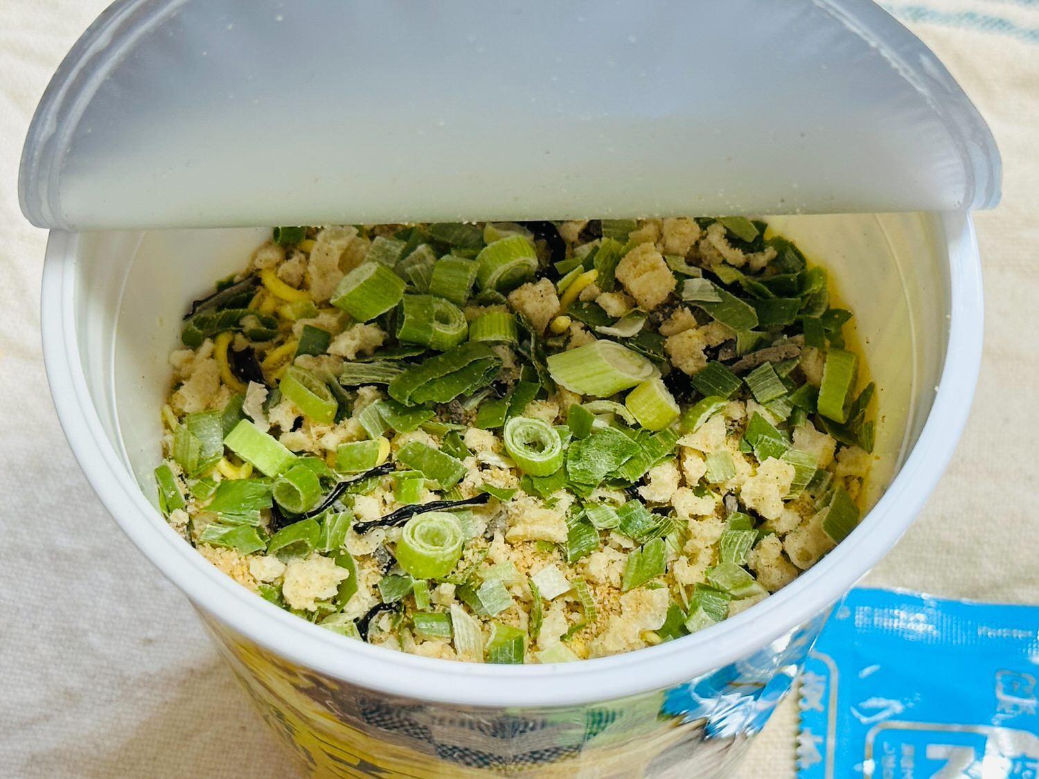 料理研究家リュウジ監修のカップ麺「至高の醤油ラーメン」食べて 料理研究家リュウジ監修のカップ麺「至高の醤油ラーメン」食べて
