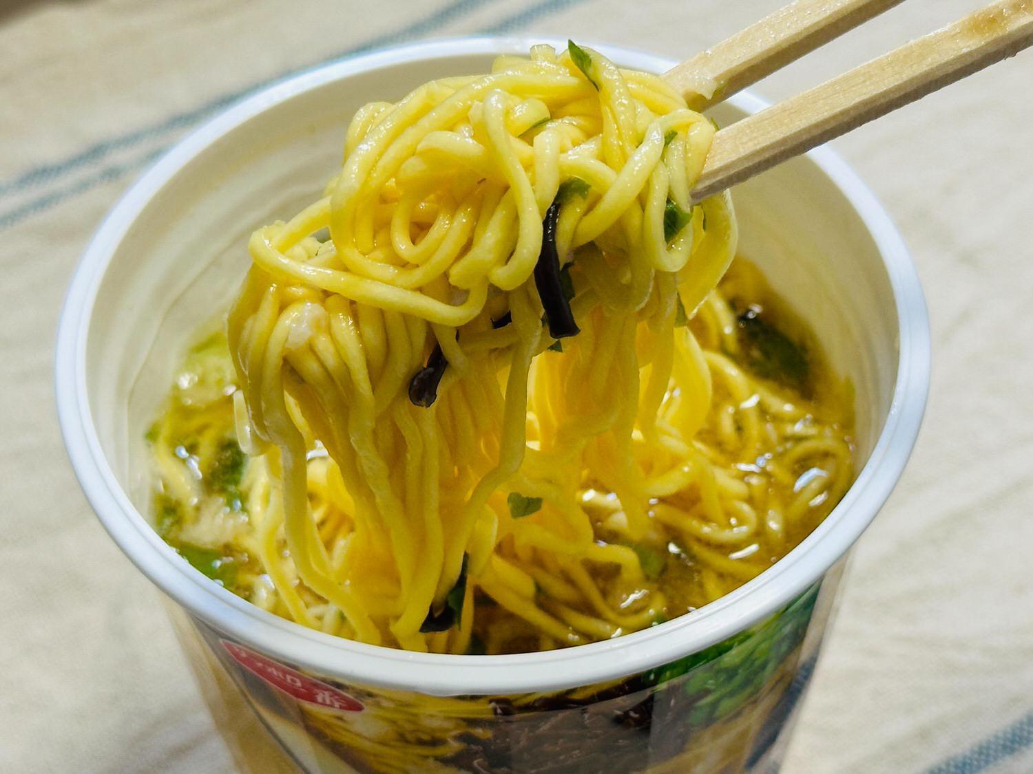 料理研究家リュウジ監修のカップ麺「至高の醤油ラーメン」食べて 料理研究家リュウジ監修のカップ麺「至高の醤油ラーメン」食べて