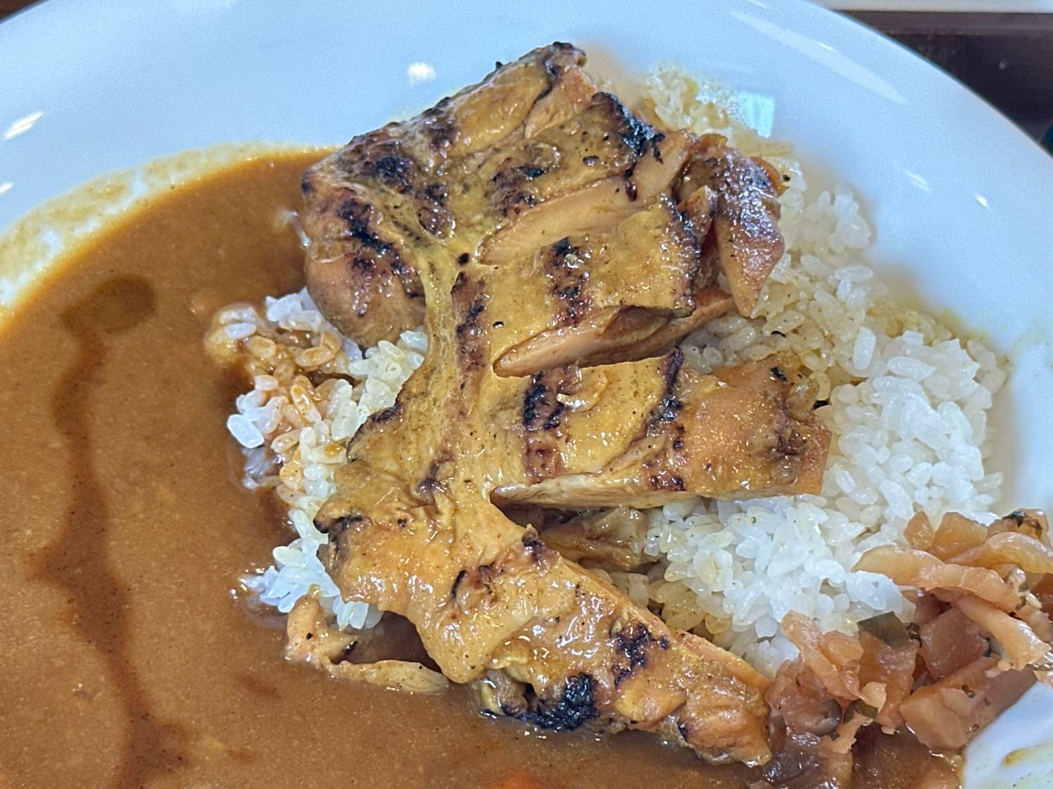 すき家】リニューアルしたカレーは甘口。だけど辛口ソースによる すき家】リニューアルしたカレーは甘口。だけど辛口ソースによる
