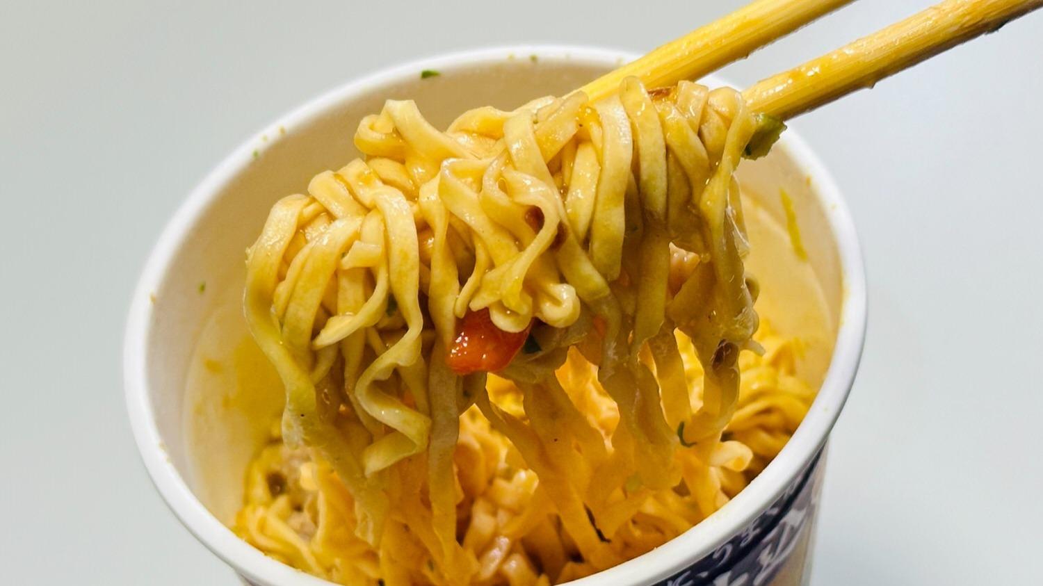 だし仕込 カップヌードル カレー」3種の“だし”でどう変わる