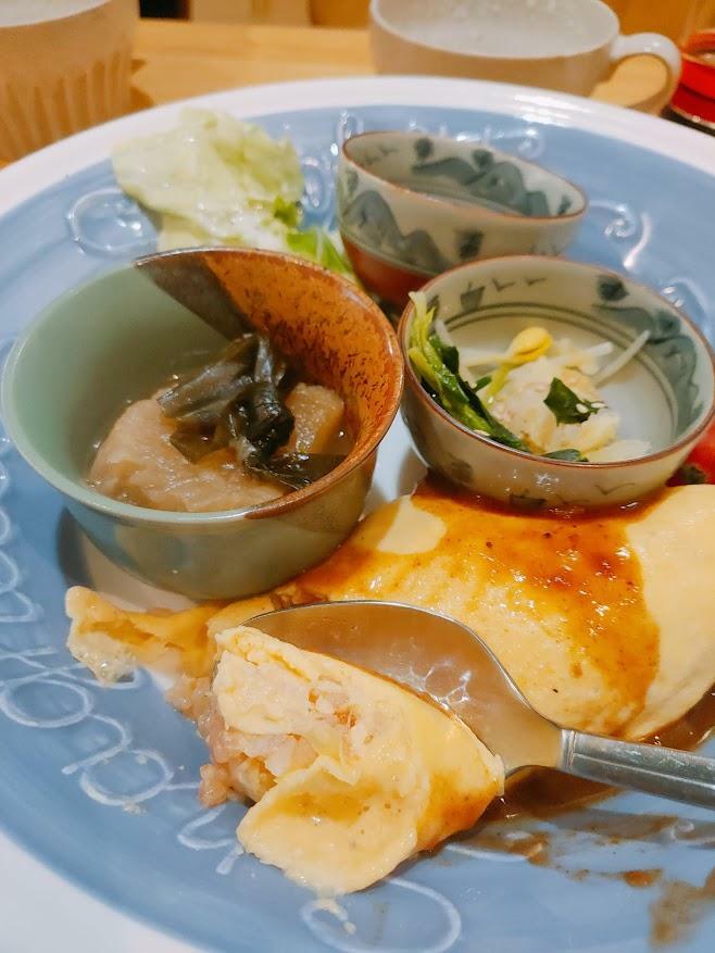 米沢市　レストパーラーマナのオムライスと野菜達