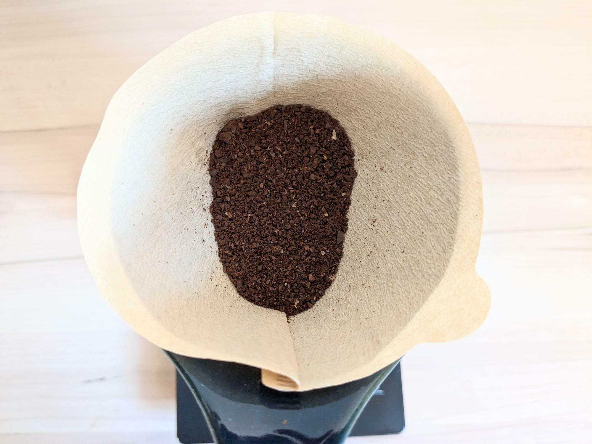 手動のミルで挽いたコーヒー豆（中細挽き程度）