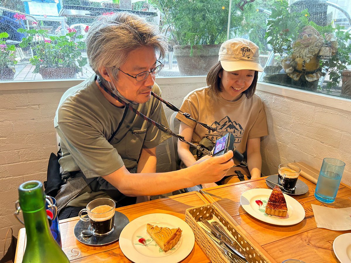 日本一周の際、東京都のコーヒー店を訪れる「ちょぴこ北の暮らしch」のたかさん（左）とちょぴこさん（右）