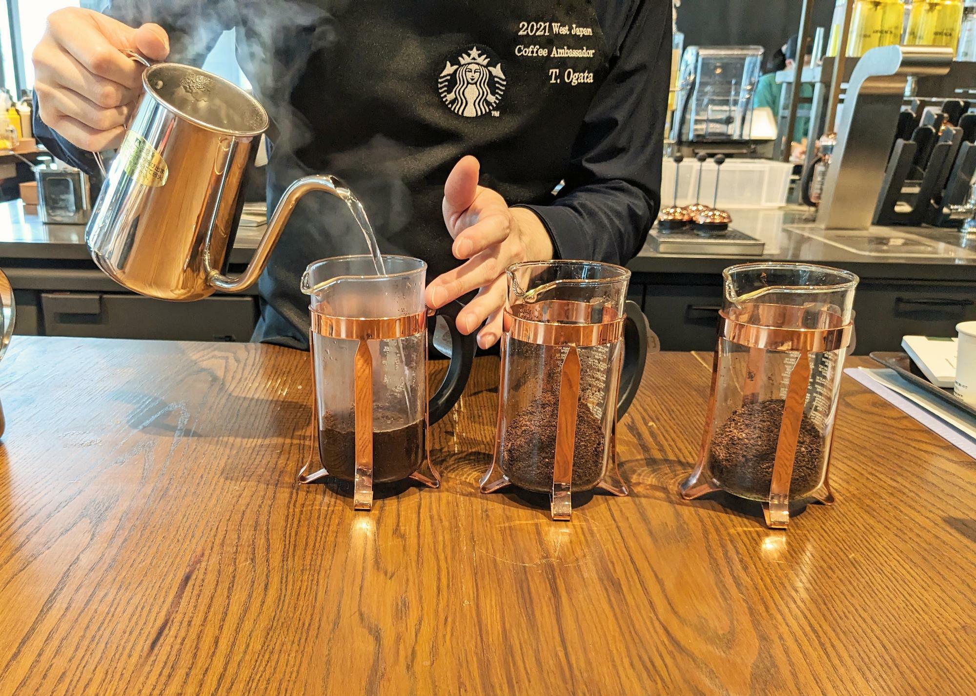 コーヒープレスを使用して、コーヒーを淹れる スターバックス コーヒー　ジャパン　西日本リージョナルコーヒーアンバサダーの緒方様