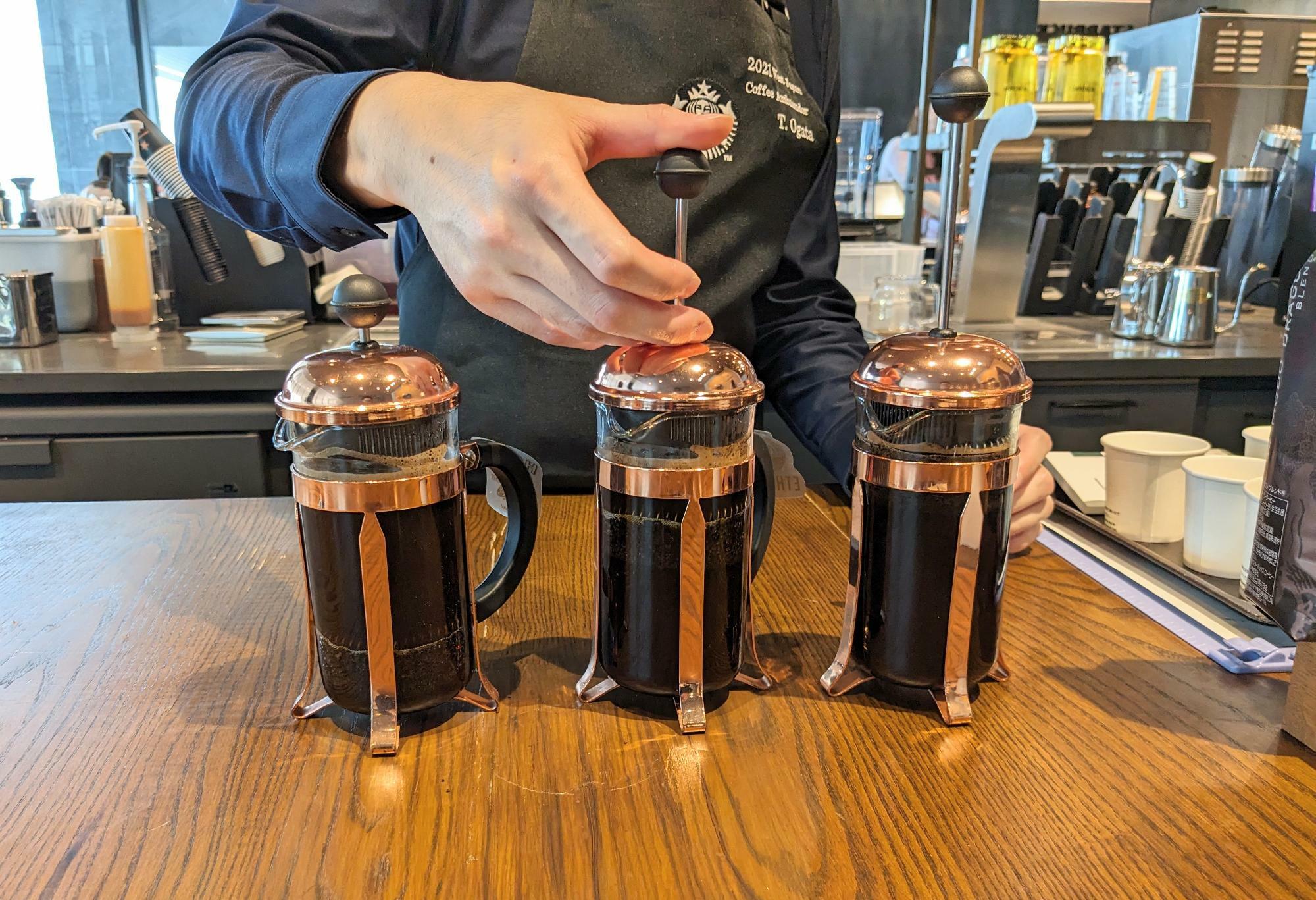 コーヒープレスを使用する スターバックス コーヒー　ジャパン　西日本リージョナルコーヒーアンバサダーの緒方様