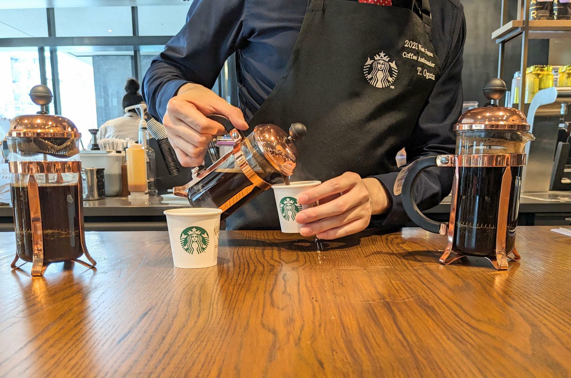 できあがったコーヒーを淹れるスターバックス コーヒージャパン　西日本リージョナルコーヒーアンバサダーの緒方様