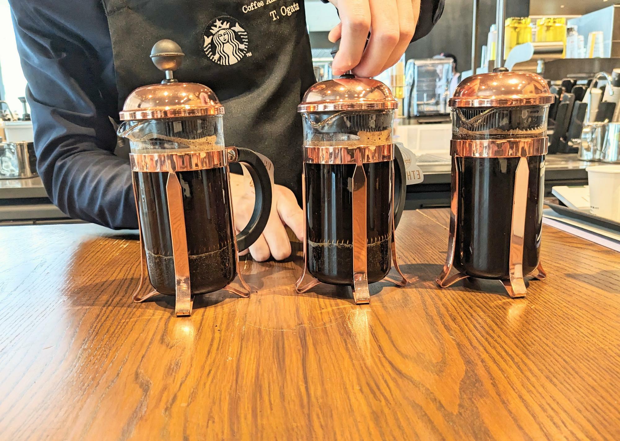 コーヒープレスを使用する スターバックス コーヒー　ジャパン　西日本リージョナルコーヒーアンバサダーの緒方様