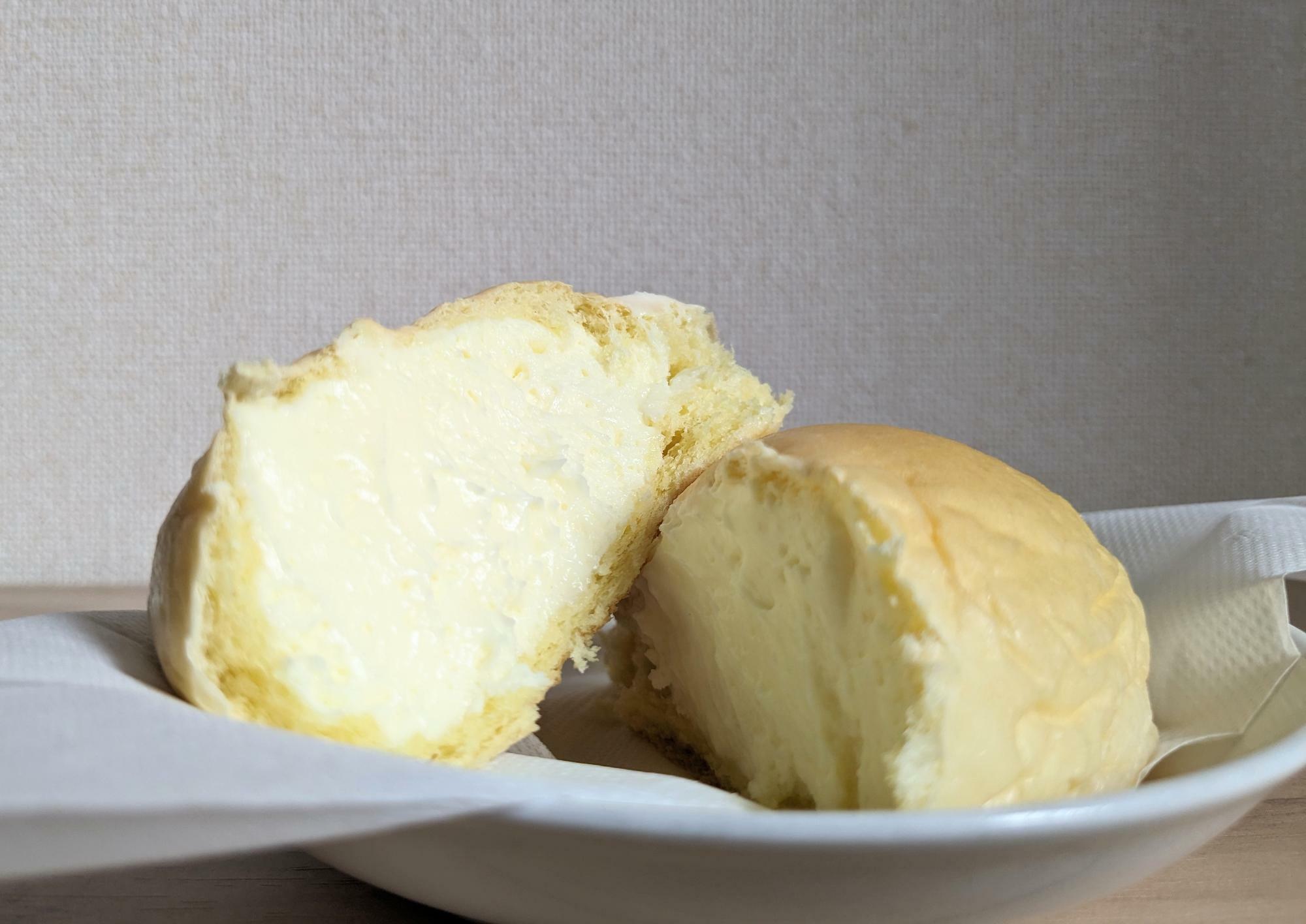 ファミリーマート西日本限定「パインアメクリームパン」