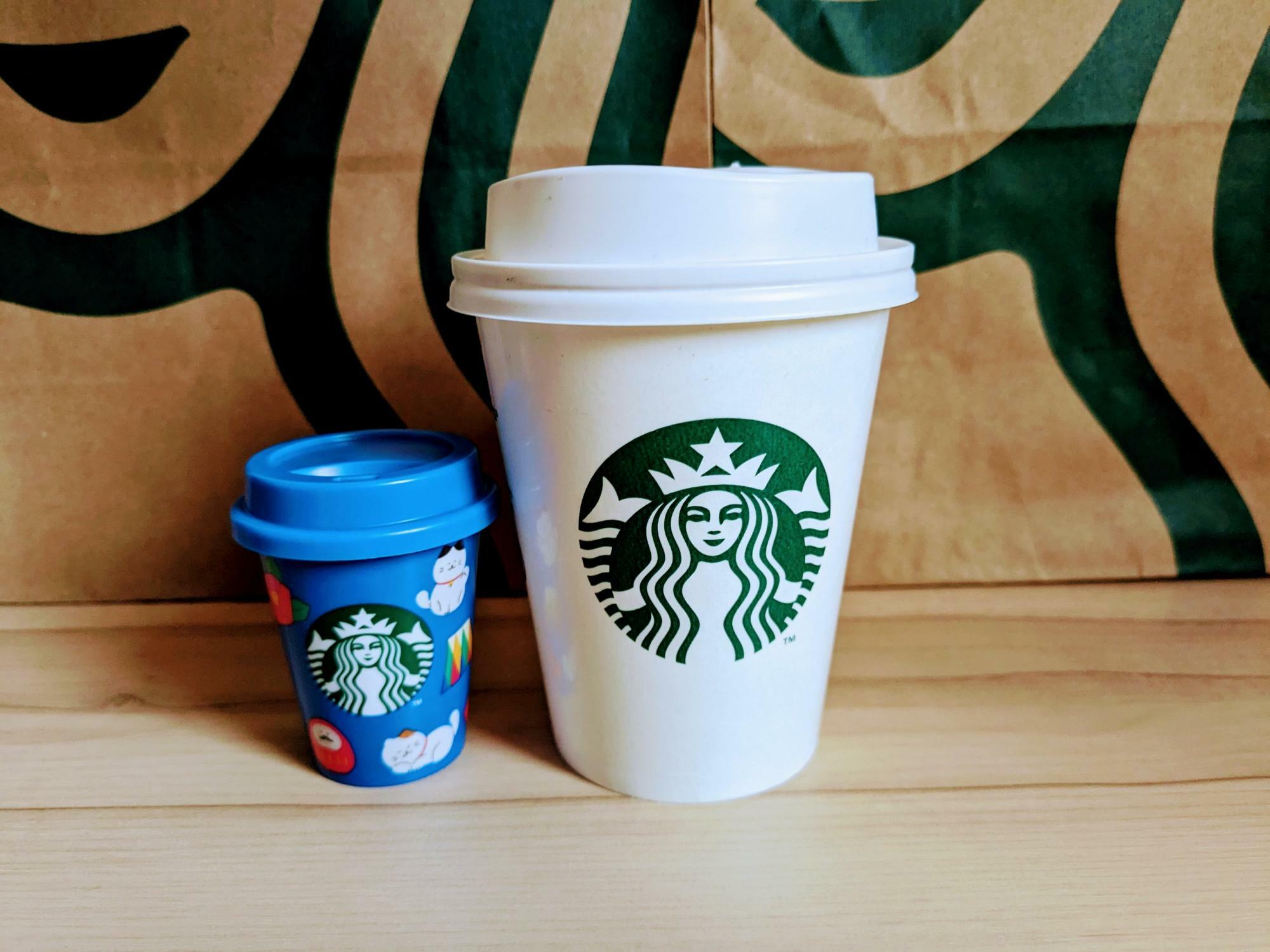 スターバックスコーヒー・ショートサイズのカップと比較した「ミニカップギフトアイコンズ」