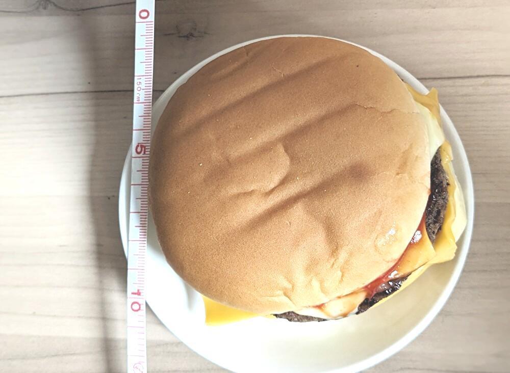 マクドナルド新作の飛ぶように売れる「限定チーズバーガー」がお マクドナルド新作の飛ぶように売れる「限定チーズバーガー」がお