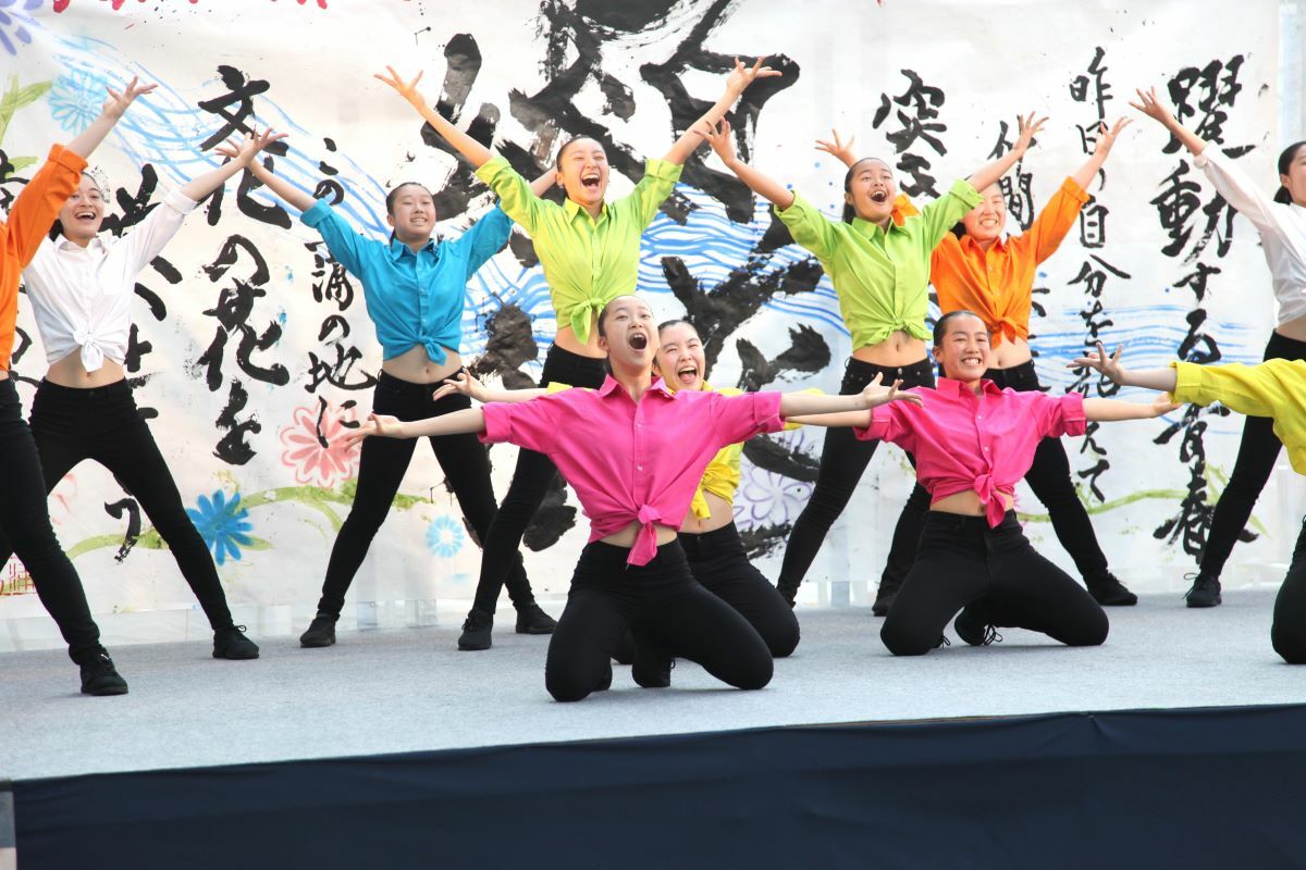 土浦第二高等学校創作舞踊部によるパフォーマンス。見ている人たちの中にはリズムに合わせて一緒に踊り出す人も！