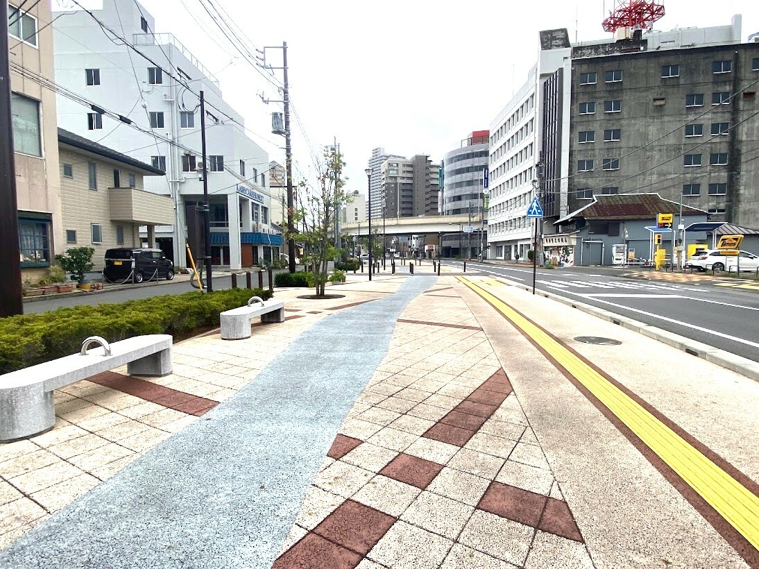 「亀城モール」は、2021年に完成した新しい遊歩道で、格子柄のタイルの中央に川筋を思わせるラインが描かれています