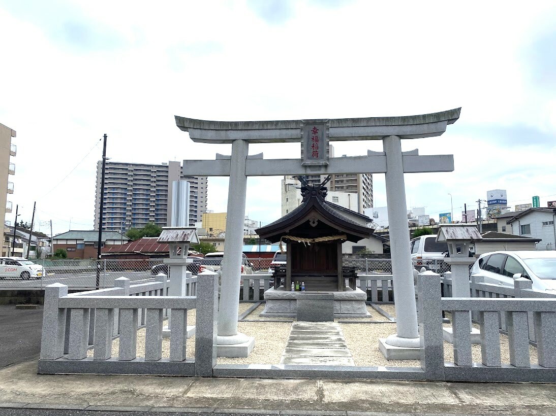 現在の幸福稲荷神社。亀城モールの完成に先立ち現在地に移転されました