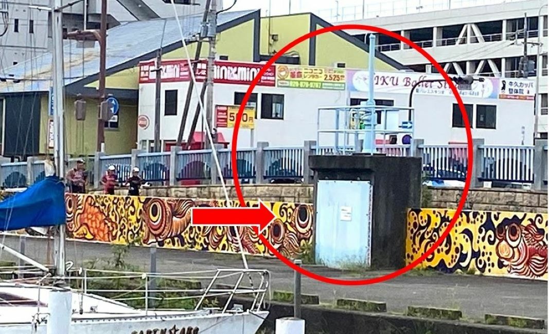 ゲートの左右の壁に描かれた『防潮堤の壁画アート』。これは 『第17回世界湖沼会議（いばらき霞ケ浦2018）サテライトつちうら』 が開催されたときにペインティングされたもの。