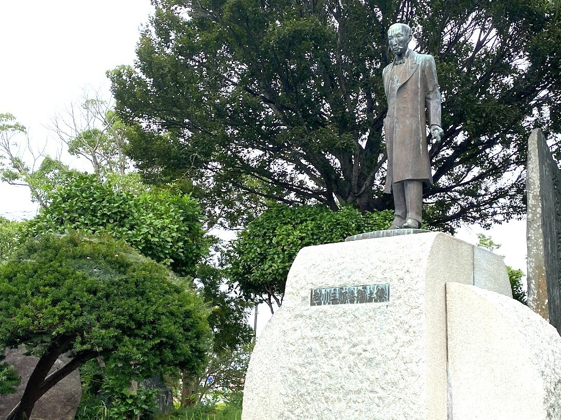 色川三郎兵衛銅像は昭和12年の建設で、戦争により供出され、昭和55年に復元されました
