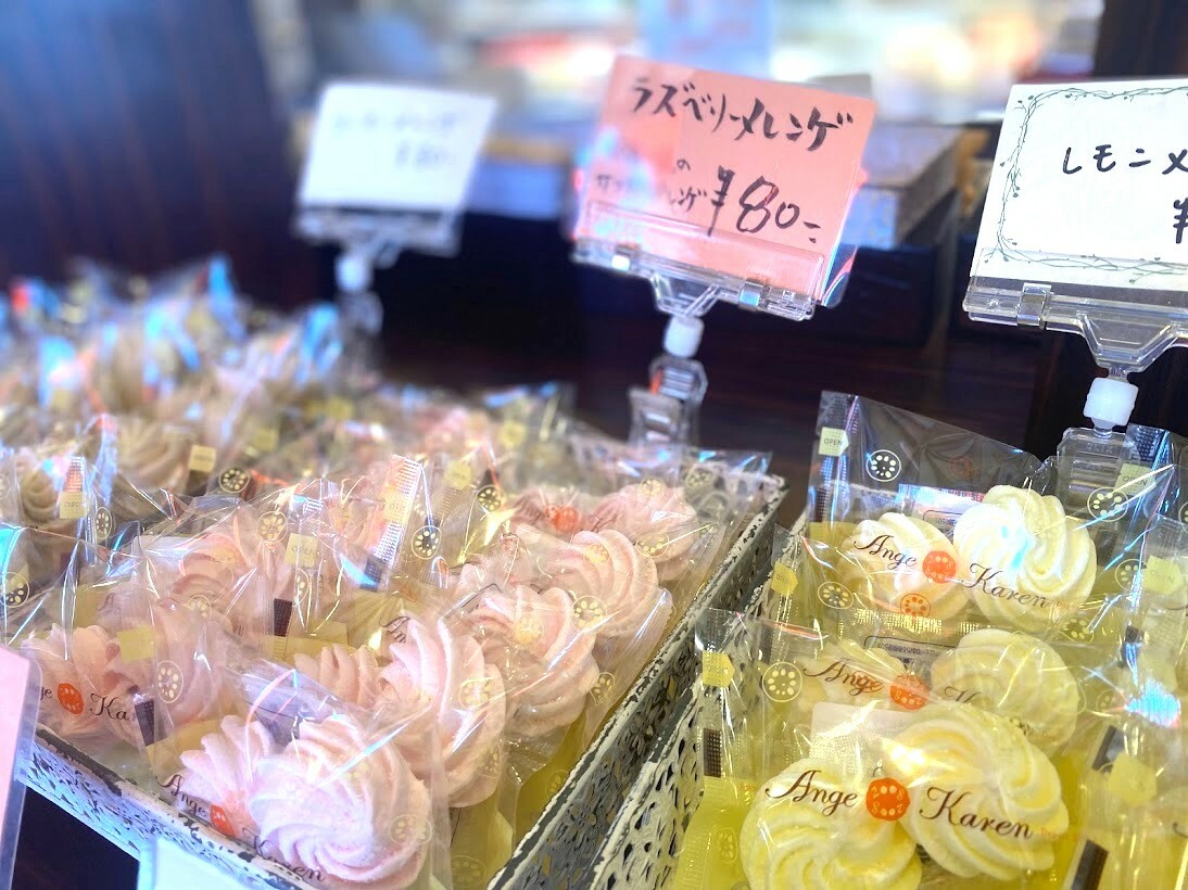 卵白で作るメレンゲ菓子は味のバリエーション豊富（80円～）