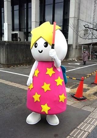 交通整理も率先して行うキララちゃん（写真協力／NPO法人　まちづくり活性化土浦）