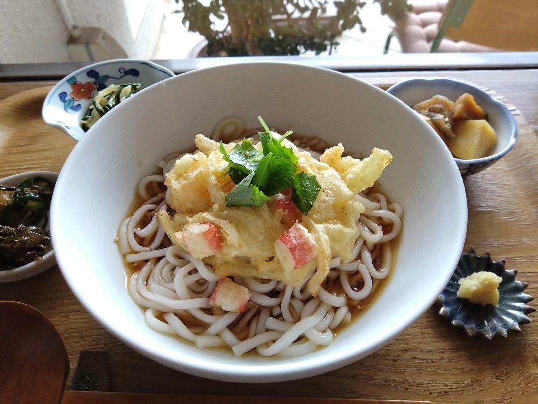 ある日の定食メニュー「かき揚げ冷しうどん」（写真提供／ふじや）