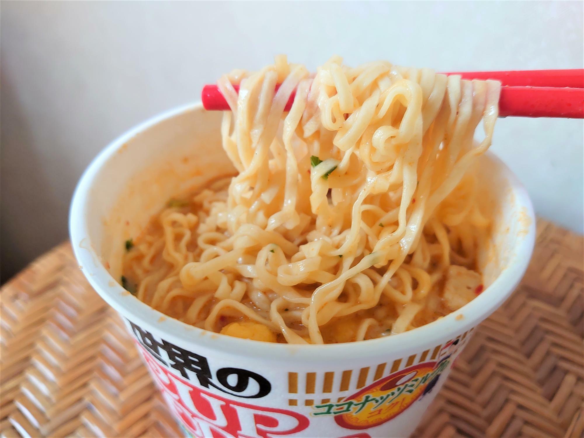 おなじみ日清カップヌードルのツルツル麺。