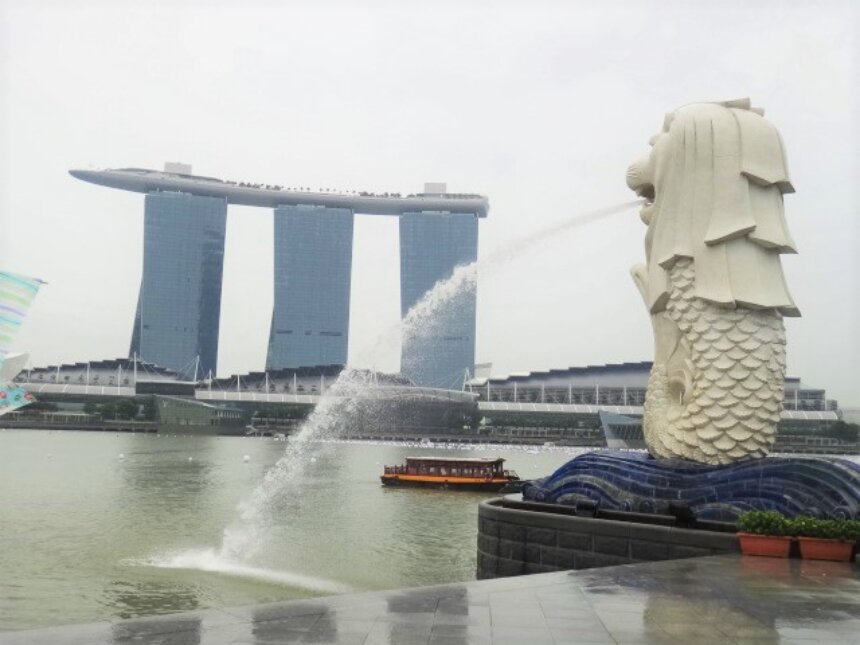 シンガポールを象徴するマーライオン像とマリーナベイサンズの建物。