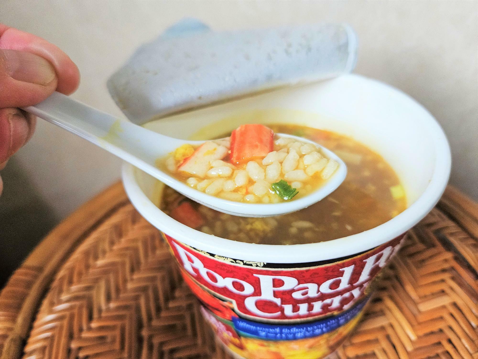 ふんわりとカニの風味が広がり、柔らかくなった米にカレー風味のスープが染み込みます。