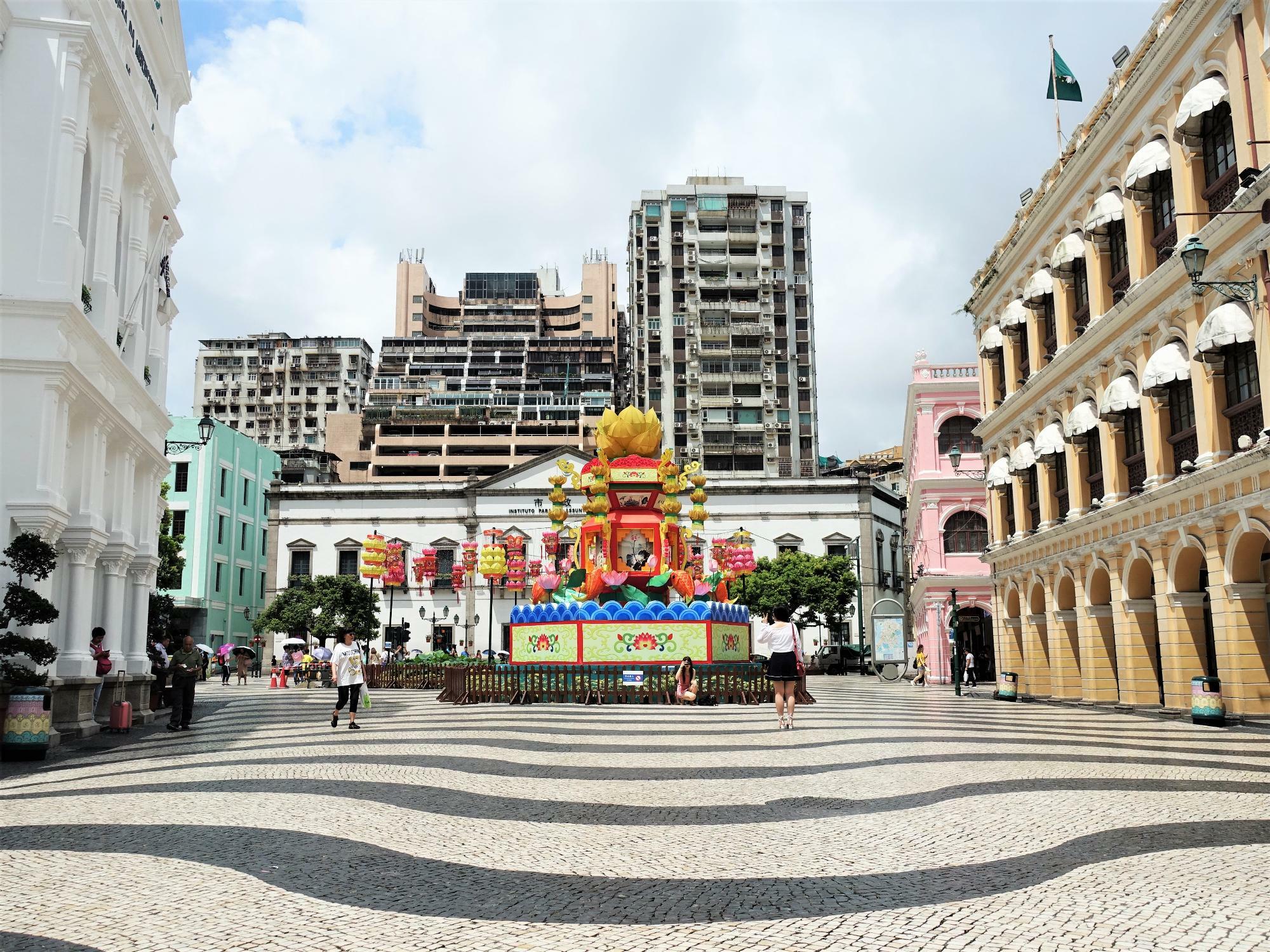 ポルトガル統治時代の面影を残すセナド広場。奥にはアジアな住居建物。