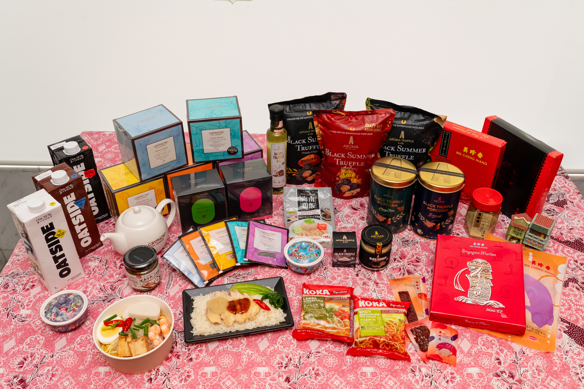 紅茶や海南チキンライスなど、シンガポールブランドの商品約40品が勢揃い。