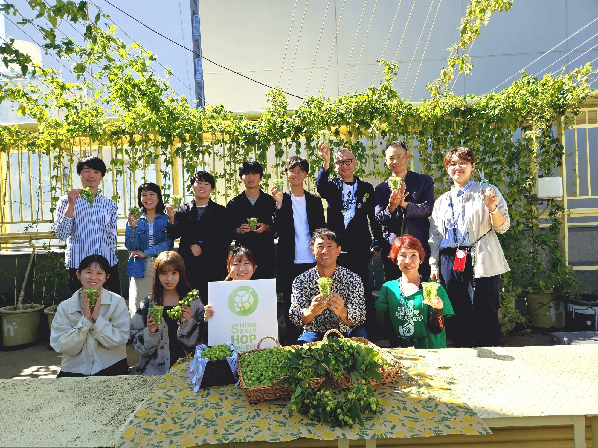 東京大学の学生さんたちとの収穫の様子。前列右端が前川さん。