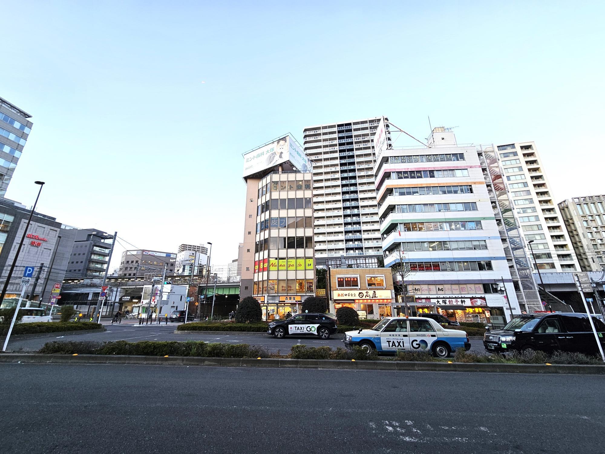 JR大塚駅、都電荒川線大塚駅から徒歩1分の近さ。白い9階建てのビルの5階。