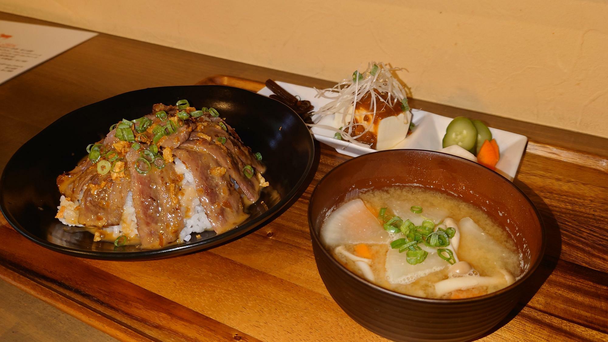 国産牛ステーキ丼