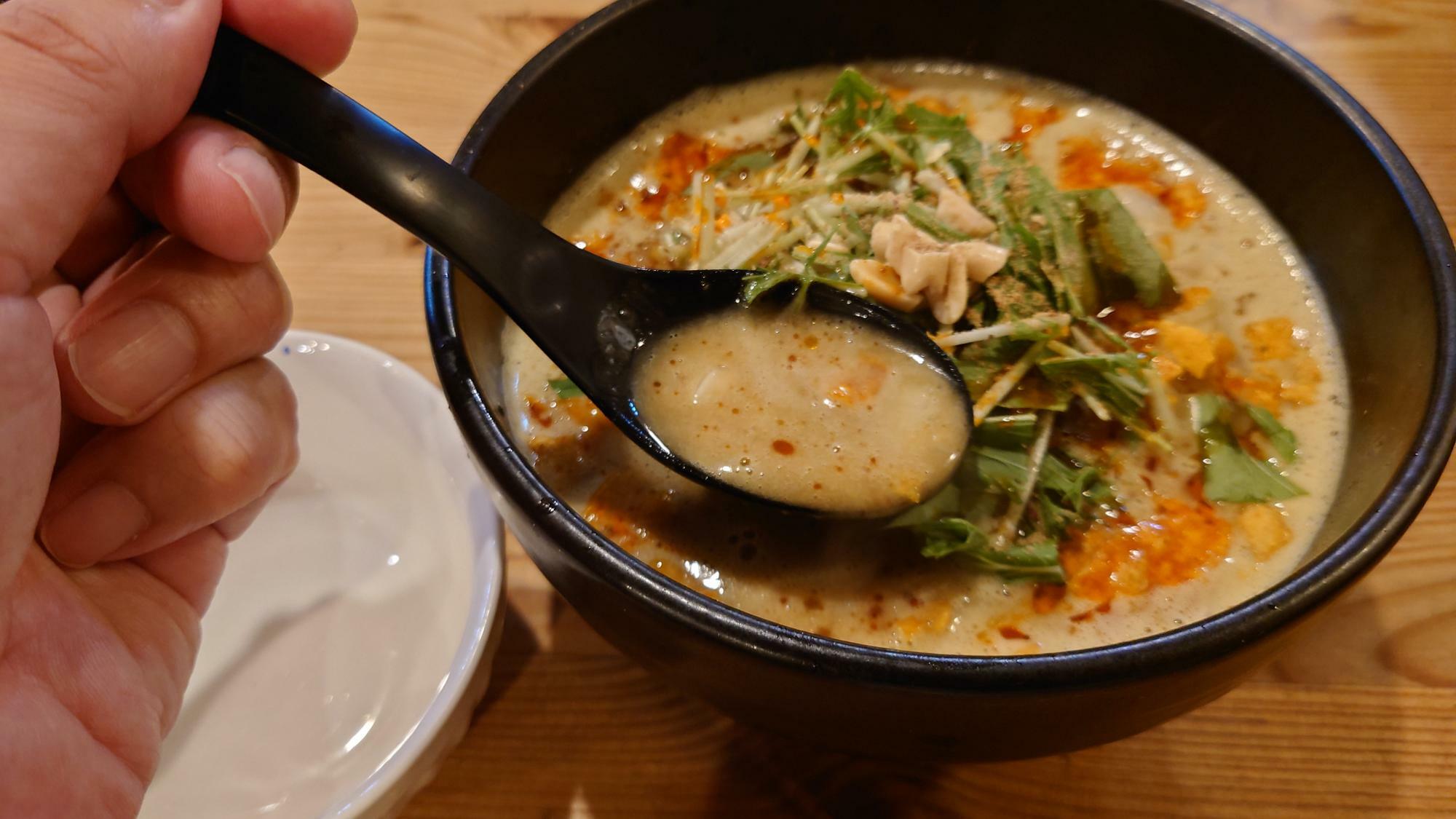 濃旨スープに溶け込むクリーミーな担々麺テイスト、そしてカレーの香りが最高