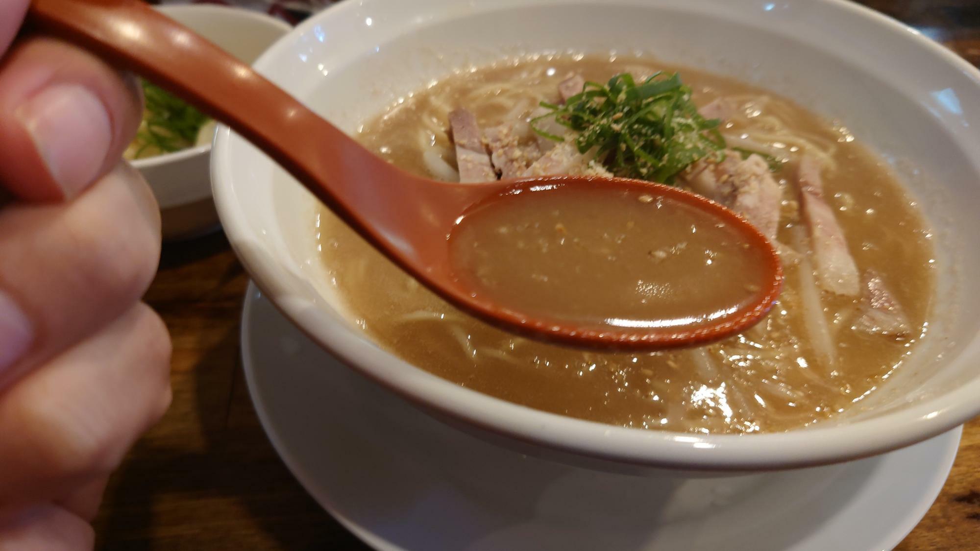 トロットロ濃厚な豚骨スープ