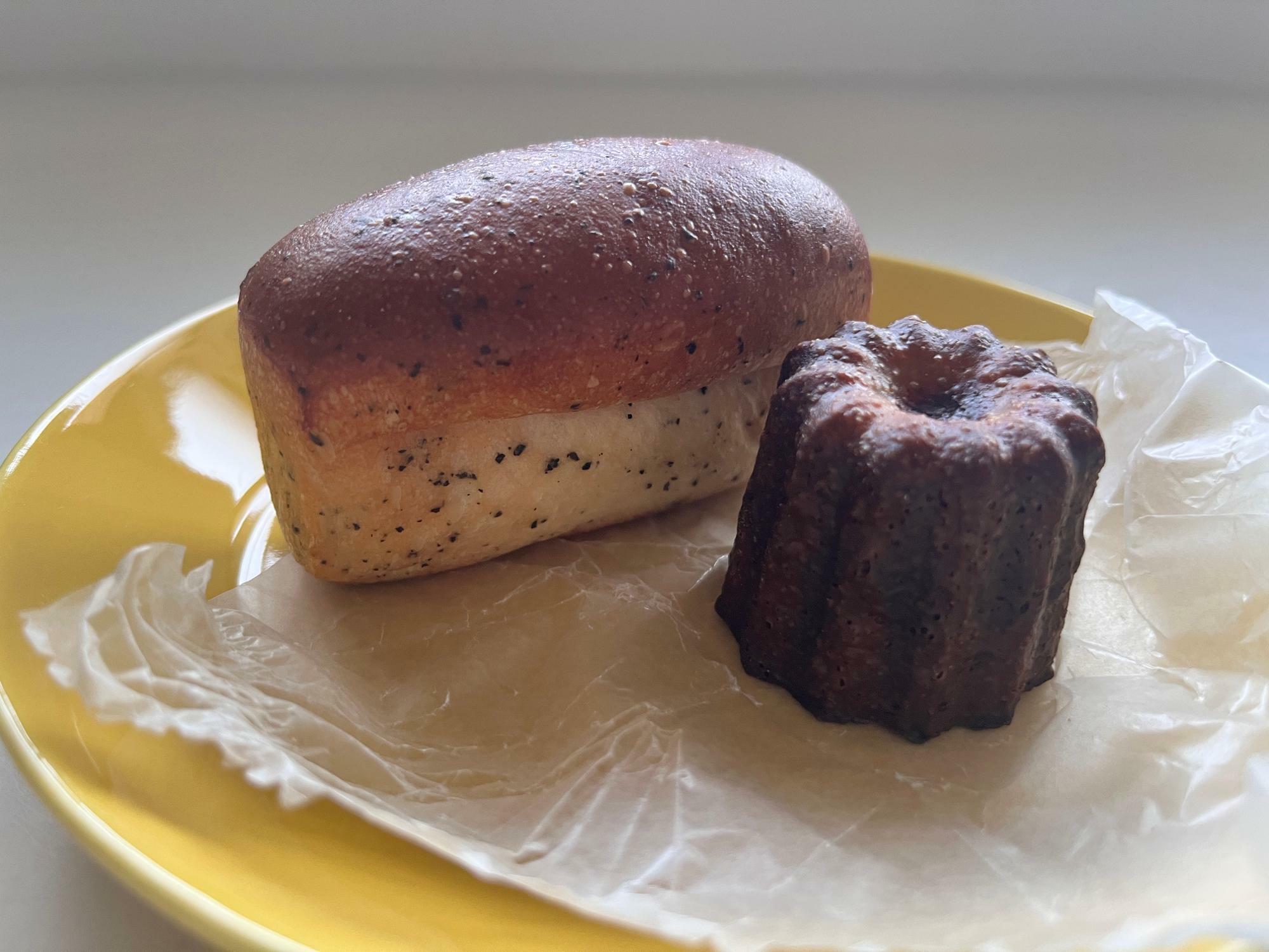 アールグレイのクリームパン(130円)とカヌレ(200円)