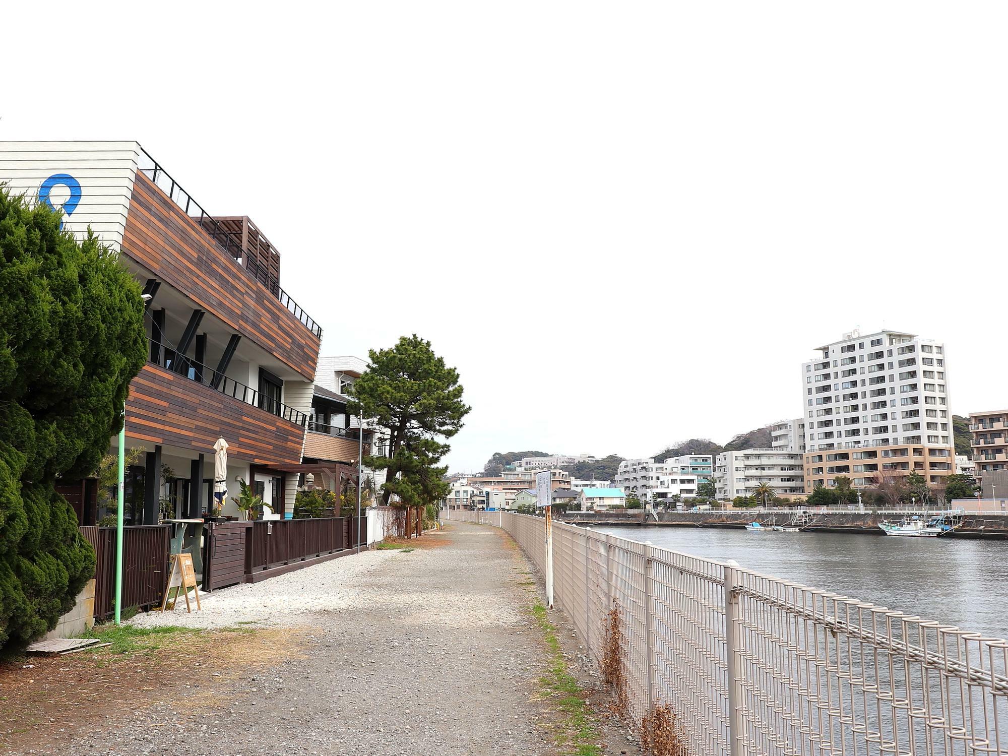 お店は左の茶色い建物『ザ・ポイント江ノ島』1階