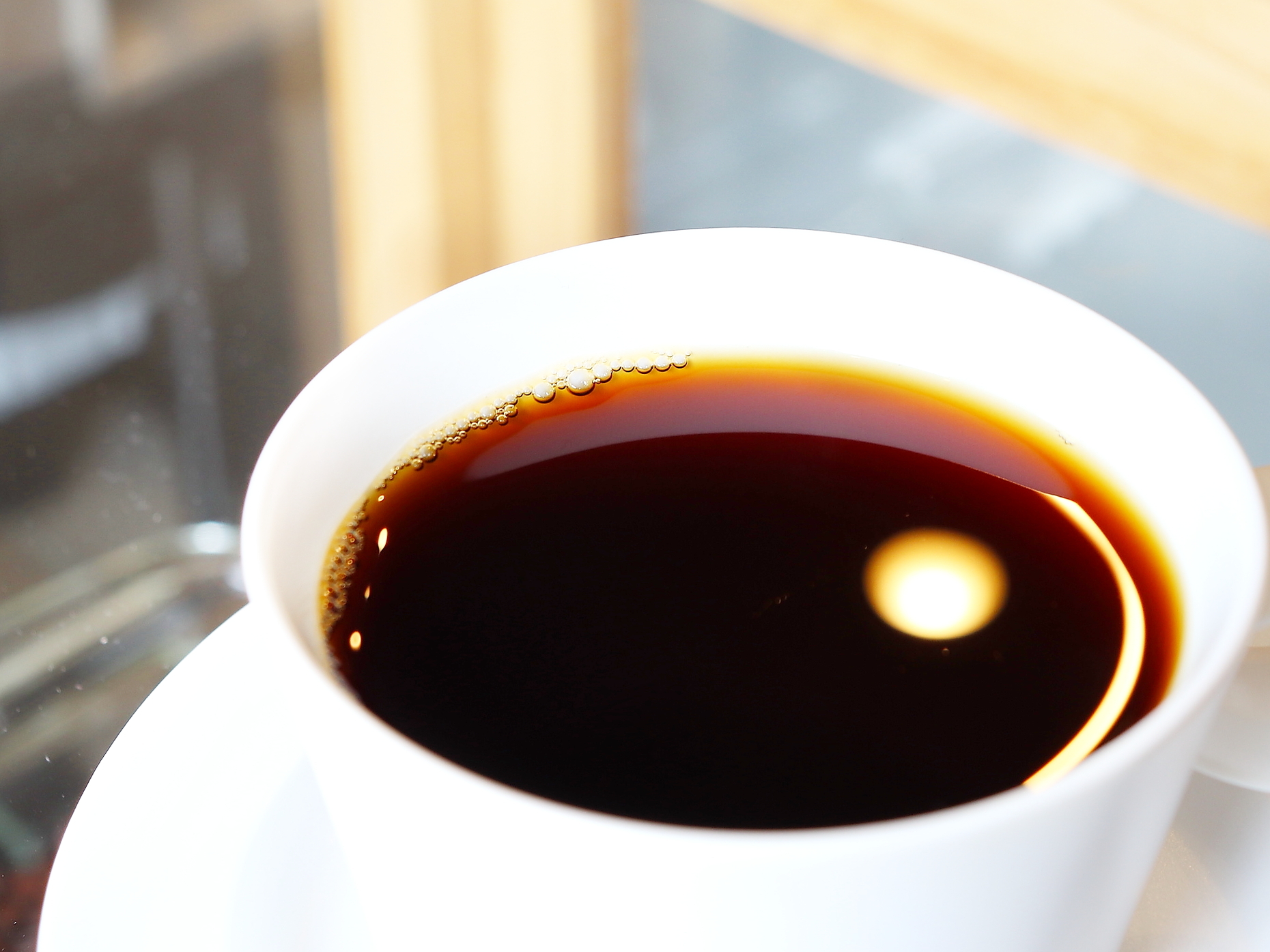 濃い茶褐色の深煎りコーヒー