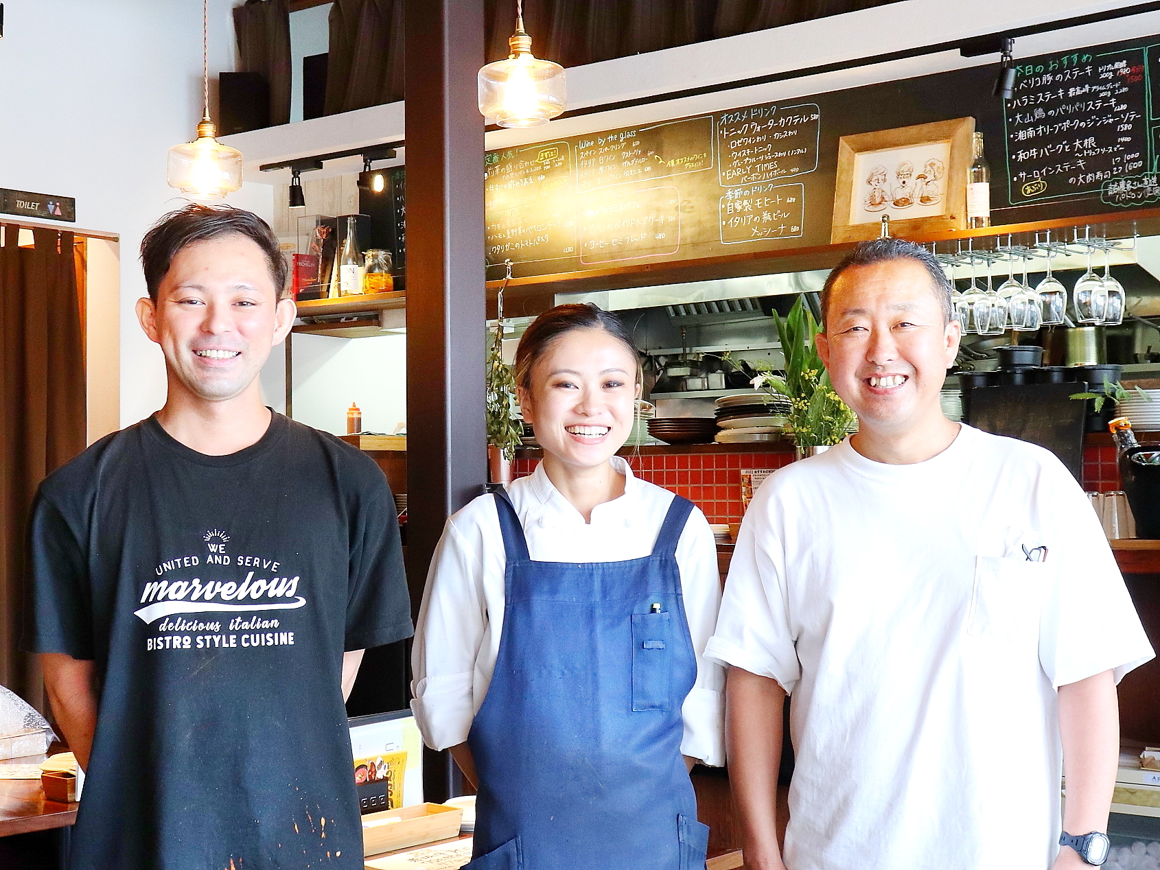写真左から、シェフの小島さん・鳥越さん、オーナーの加賀さん