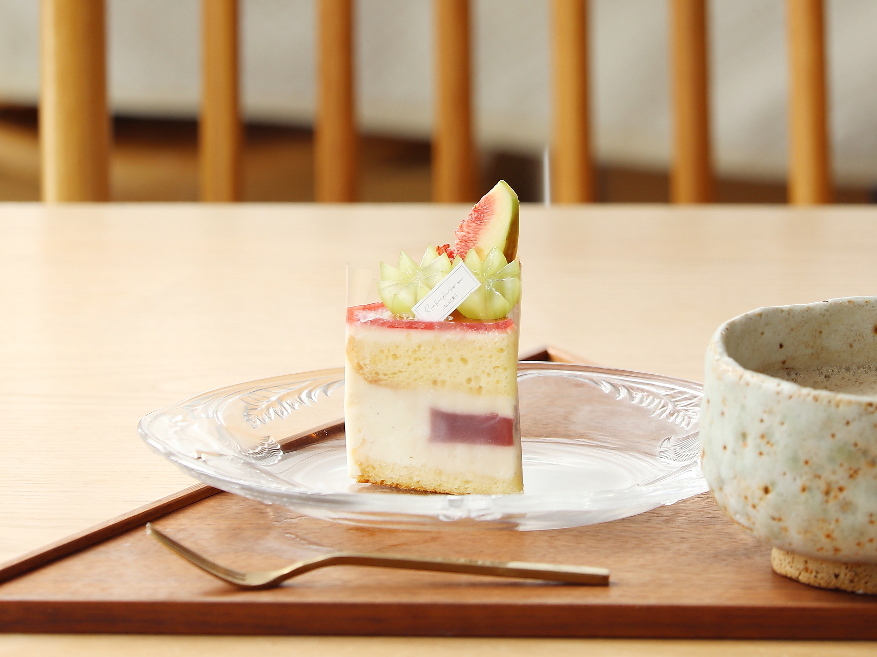 「苺のケーキ」と「ほうじ茶のソイラテ（580円）」
