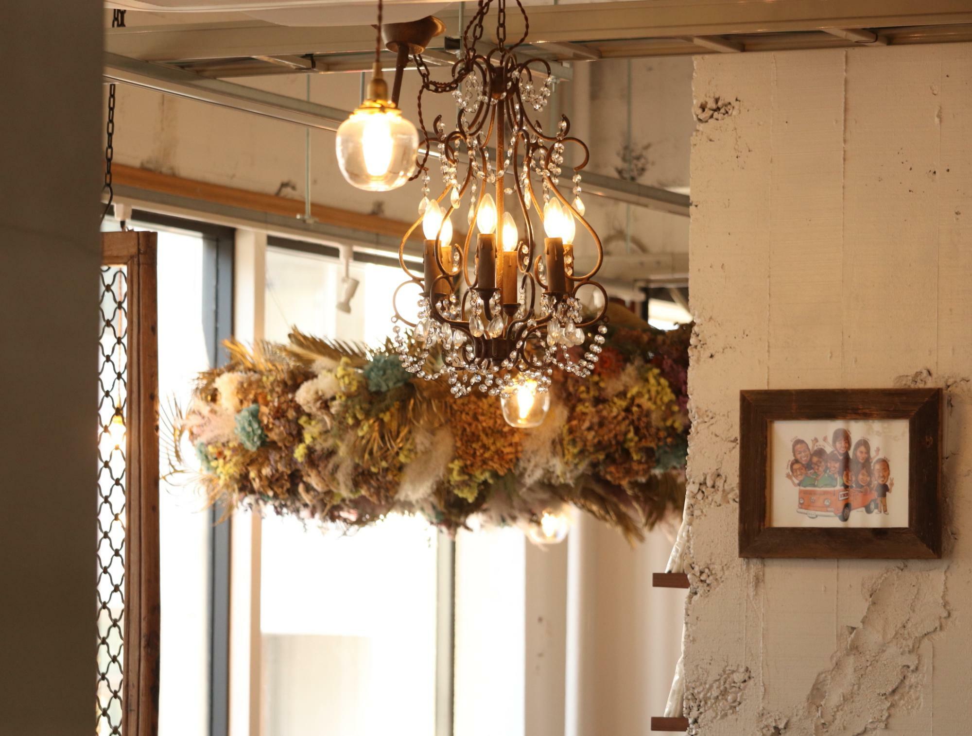 『Sprout bread & café』のエントランスに飾られるドライフラワーのシャンデリア（大類祥子さん作）