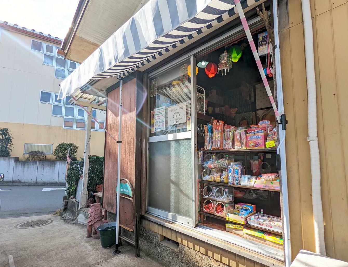 店舗の縁側で開かれる「駄菓子屋さん」