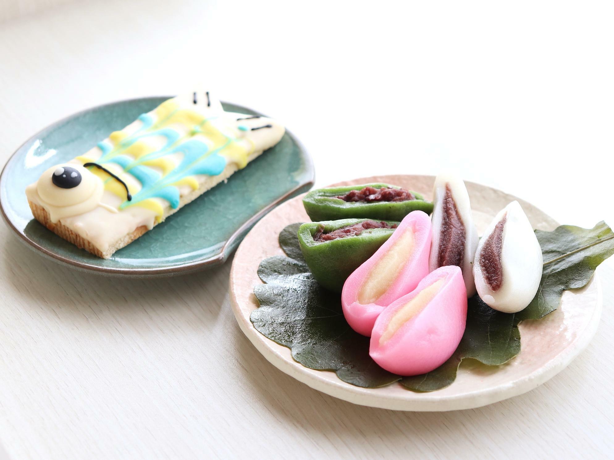 写真左『菊野屋製菓舗』のバウムクーヘンをデコレーションした「鯉のぼりクーヘン（380円）」。「かしわ餅」と併せて楽しみたい
