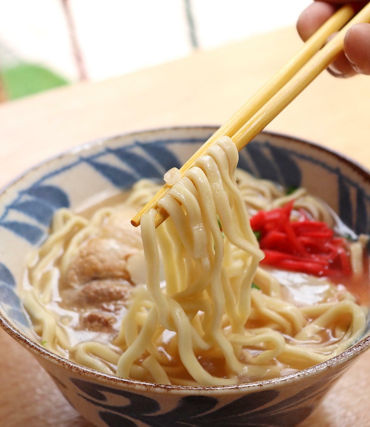 沖縄から取り寄せている麺。食べ応えのある太さもポイント