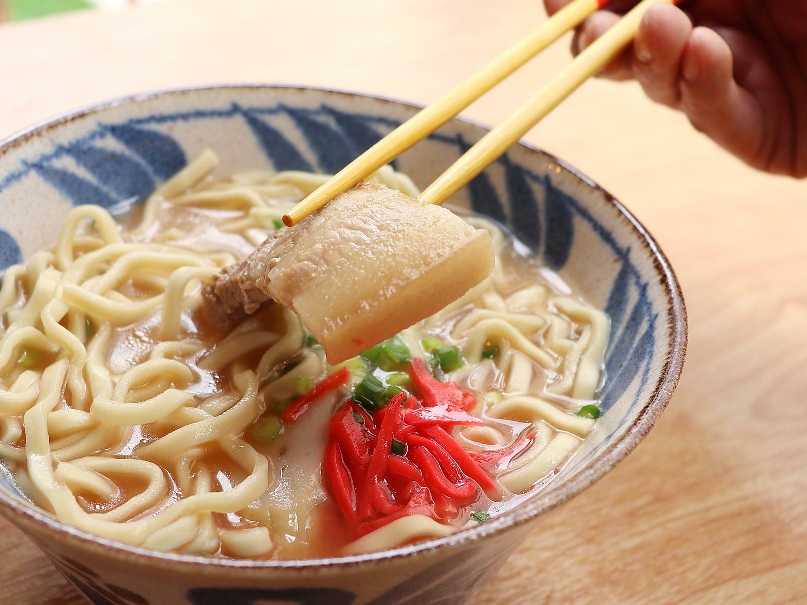 食感も楽しめる皮付きの三枚肉