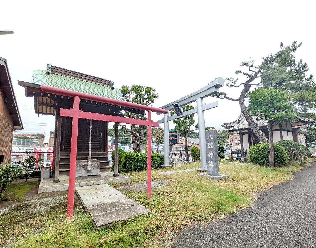 写真左『四ッ谷稲荷神社』、写真右『八坂神社』