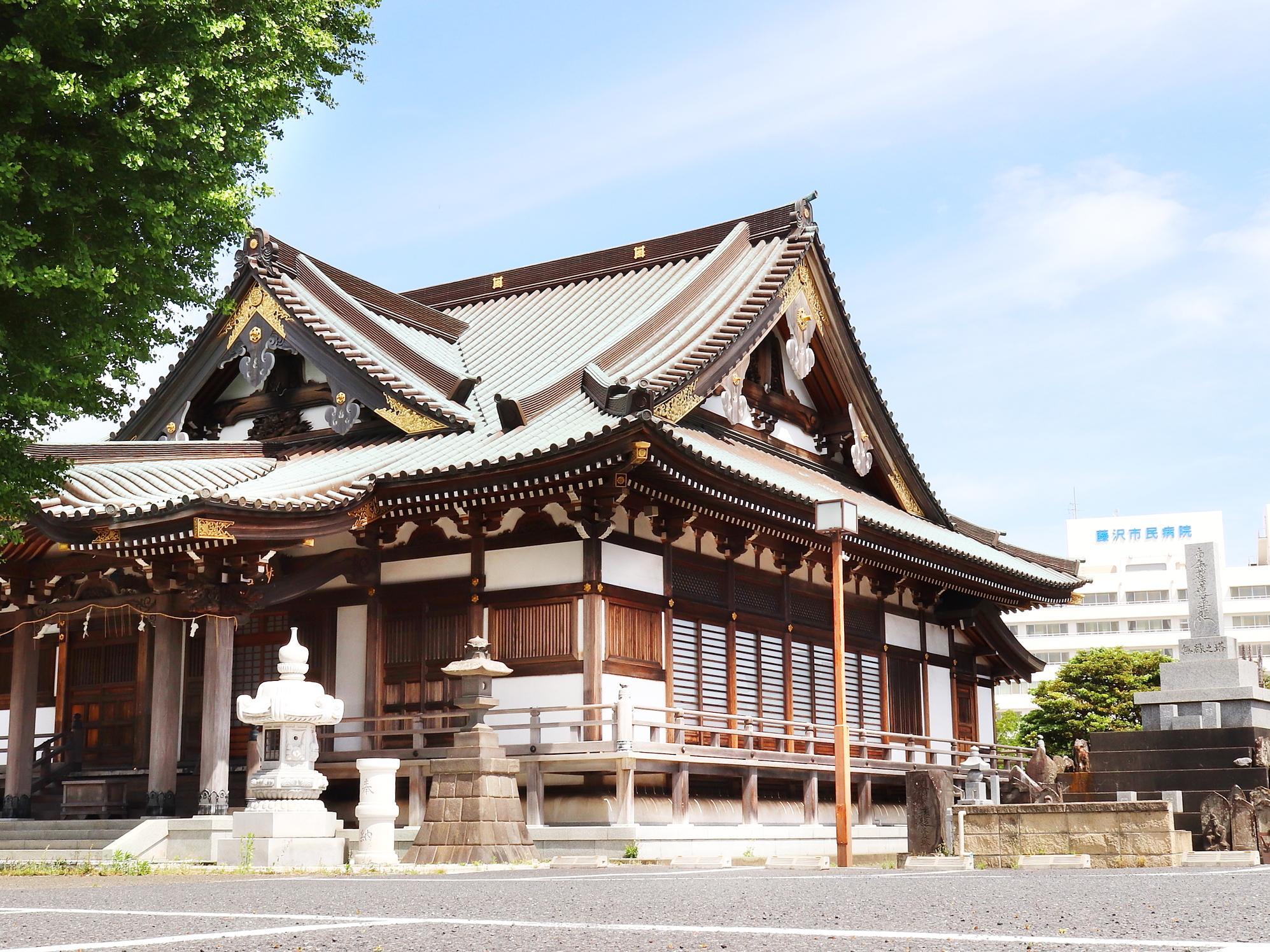 お寺のすぐ北側には「藤沢市民病院」が建つ（写真右奥）