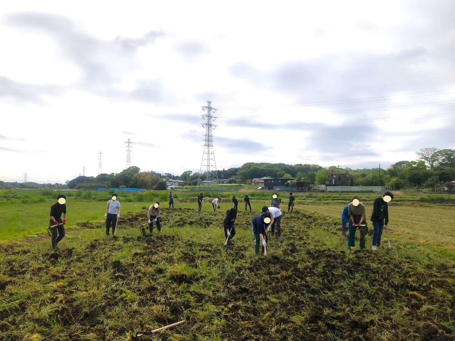 2024年4月／田んぼを手作業で耕す「オコメンプロジェクト」の学生たち