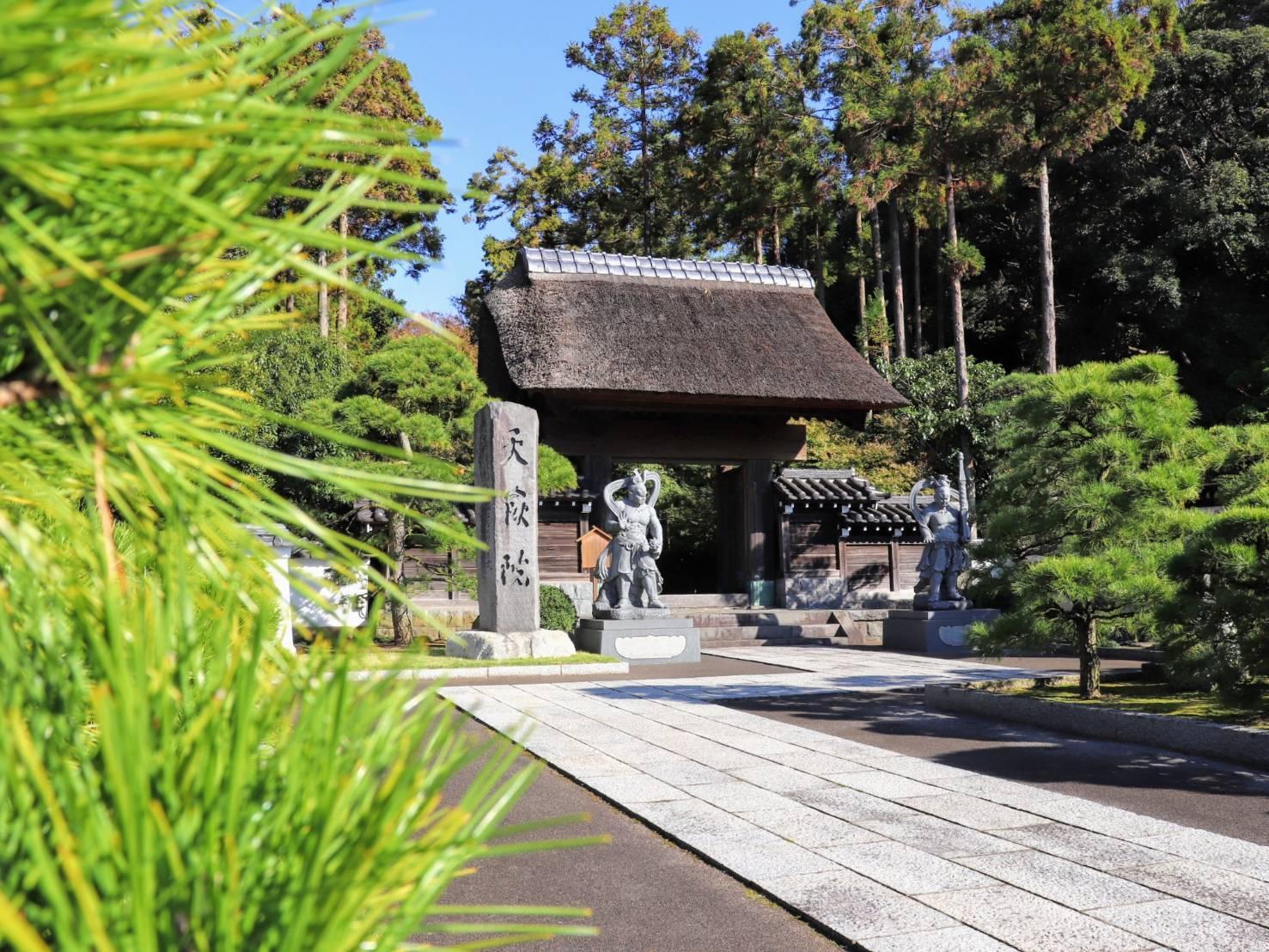 仁王様が立つ「山門」